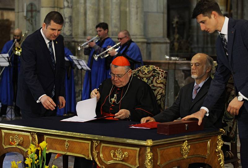 V pondělí odpoledne byla v katedrále svatého Víta za účasti kardinála Dominika Duky podepsána smlouva  s vítěznou firmou (Gerhard Grenzing S.A.) na výrobu majestátního nástroje Svatovítských varhan.