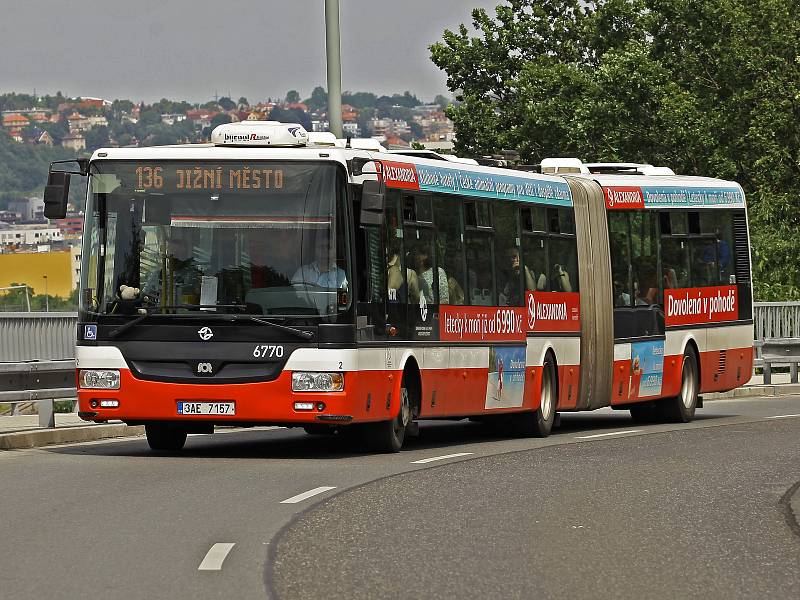 Autobusy a tramvaje v Praze.