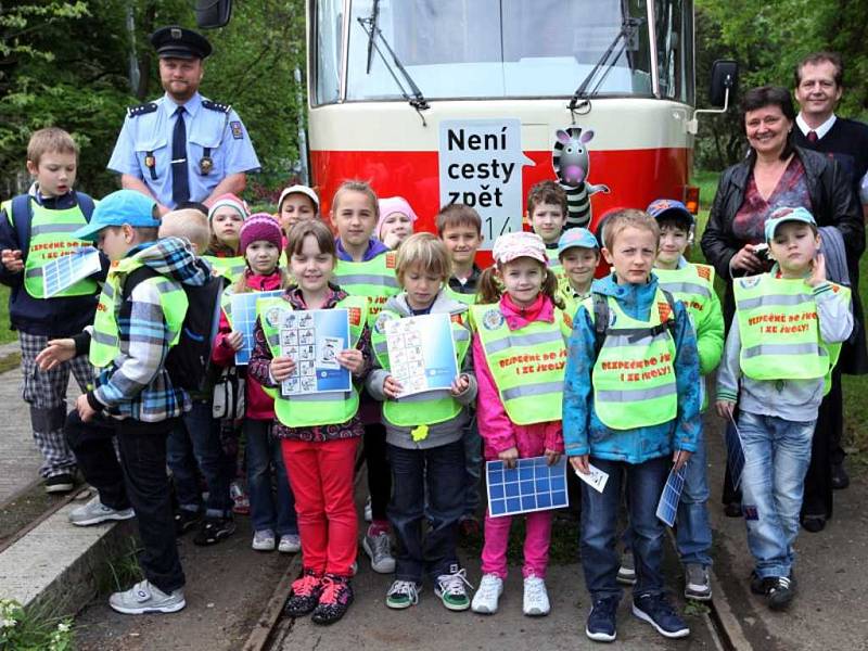 Dopravní podnik a Policie ČR v Praze pokračují v informační kampani s názvem Není cesty zpět, která má upozornit na riziko srážky chodců s tramvají. Řada lidí totiž stále neví, že tramvaj má vždycky přednost – a to i na přechodu pro chodce.