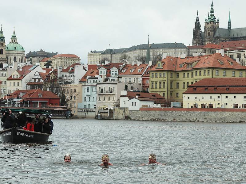 Tříkrálová otužilecká plavba pro převoznický punč 2019 pod Karlovým mostem.