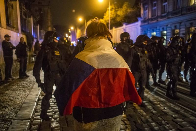 26. výročí Sametové revoluce 17. listopadu před Úřadem vlády v Praze. Policie musela rozehnat dav.