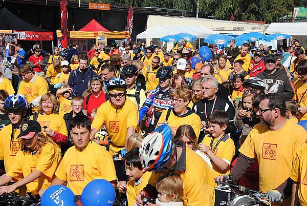 Účastníci se zapsali do knihy rekordů, když tlačítka cyklistických zvonků současně stisklo 387 cyklistů. 