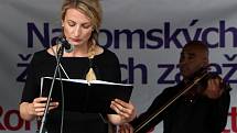 Na pražském Náměstí Míru se v pondělí 2. srpna konala připomínka obětí romského holocaustu. Na úvod četla starostka Jana Černochová, která vede Prahu 2, nebo herečka Anna Polívková.
