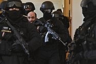 Bývalý pražský imám Samer Shehadeh přichází v doprovodu ozbrojené eskorty k jednání pražského městského soudu, který se 7. ledna 2020 zabýval jeho případem.