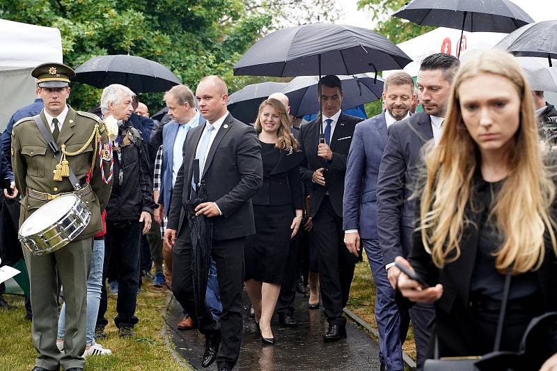 Slovenská prezidentka Zuzana Čaputová, předsedkyně Poslanecké sněmovny Markéta Pekarová Adamová (TOP 09) a ministr vnitra Vít Rakušan (STAN) uctili památku hrdinů operace Anthropoid, kteří se podíleli na atentátu na Reinharda Heydricha.