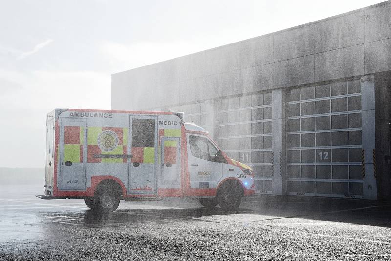 Stálá lékařská služba služba na Letišti Václava Havla Praha, kterou zajišťuje Asociace samaritánů ČR. Na snímku nově pořízený sanitní vůz vítaný vodní slavobránou hasičů.