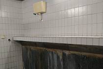 Nejhorší toalety - Stodůlky - muži močí "na volno", všude páchne močí.
