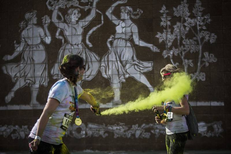 Na dvanáct tisíc lidí se 30. května zúčastnilo vůbec prvního Color Run v Praze