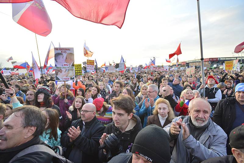 Demonstrace proti Andreji Babišovi na Letné 16. listopadu 2019.