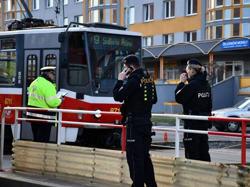 Po srážce s tramvají v pražských Řepích skončila žena v nemocnici.