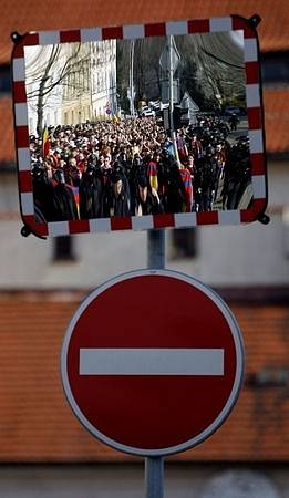 Sparťanští fanoušci míří na Strahov, kde se jejich tým utká s odvěkým rivalem Slavií Praha.