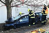 Osobní vůz havaroval v pondělí 7. února 2022 v ulici Na Radosti do stromu.