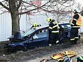 Osobní vůz havaroval v pondělí 7. února 2022 v ulici Na Radosti do stromu.