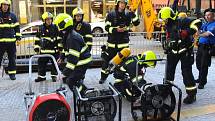 Kvůli překopnutému plynovému potrubí v centru Prahy museli zasahovat hasiči, policisté i strážníci.