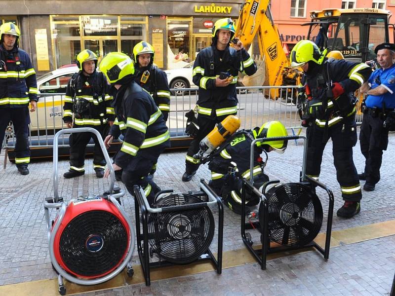 Kvůli překopnutému plynovému potrubí v centru Prahy museli zasahovat hasiči, policisté i strážníci.