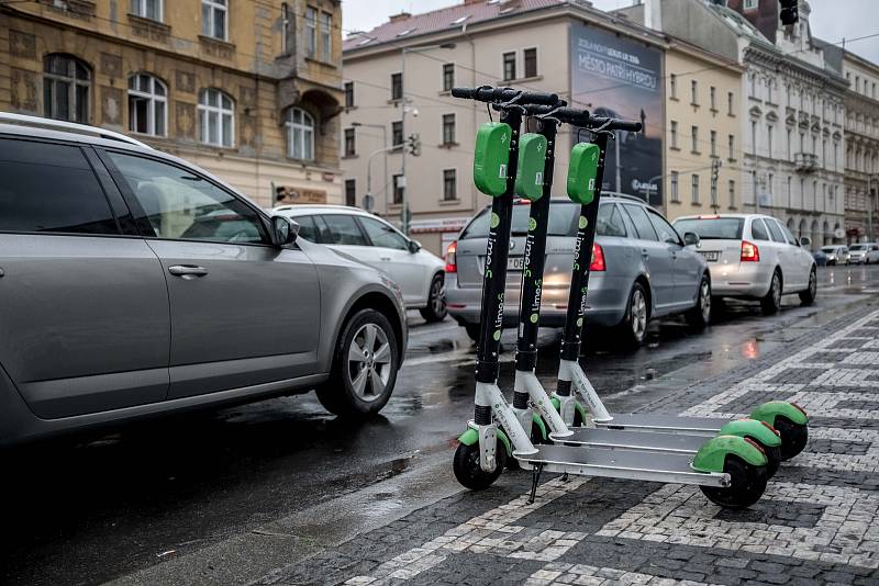 Koloběžky Lime v ulicích v Praze.
