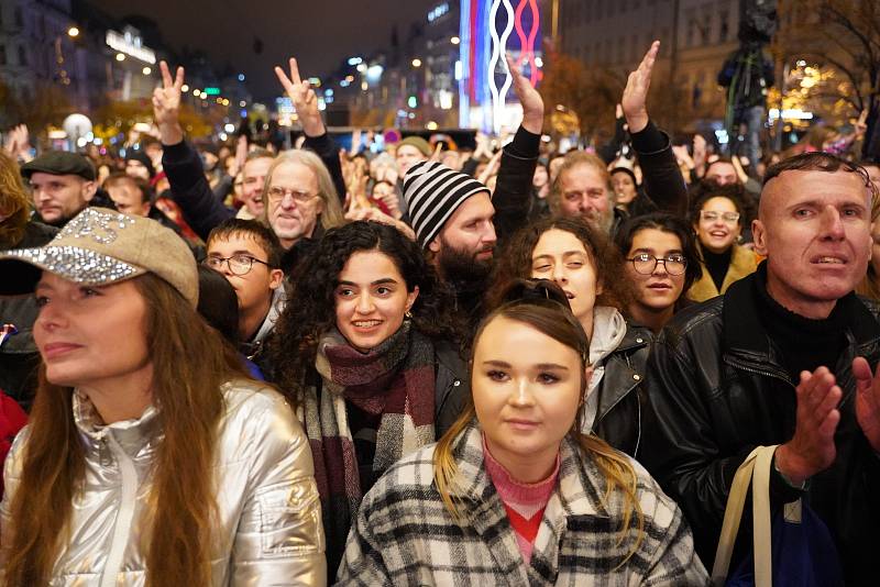 Koncert pro budoucnost 17. listopadu na Václavském náměstí - Pussy Riot.