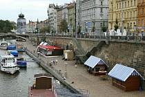 Náplavka na Rašínově nábřeží v Praze je zatím hojně navštěvovaným místem, které je ale rovněž zatěžováno podnikatelskou činností. Nový projekt obnovy to ale prý má změnit.