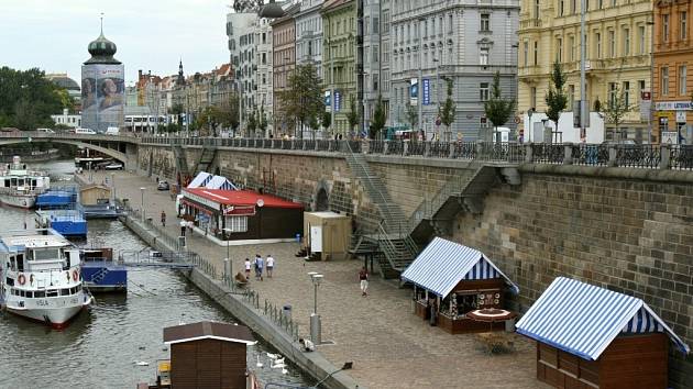 Náplavka na Rašínově nábřeží v Praze je zatím hojně navštěvovaným místem, které je ale rovněž zatěžováno podnikatelskou činností. Nový projekt obnovy to ale prý má změnit.