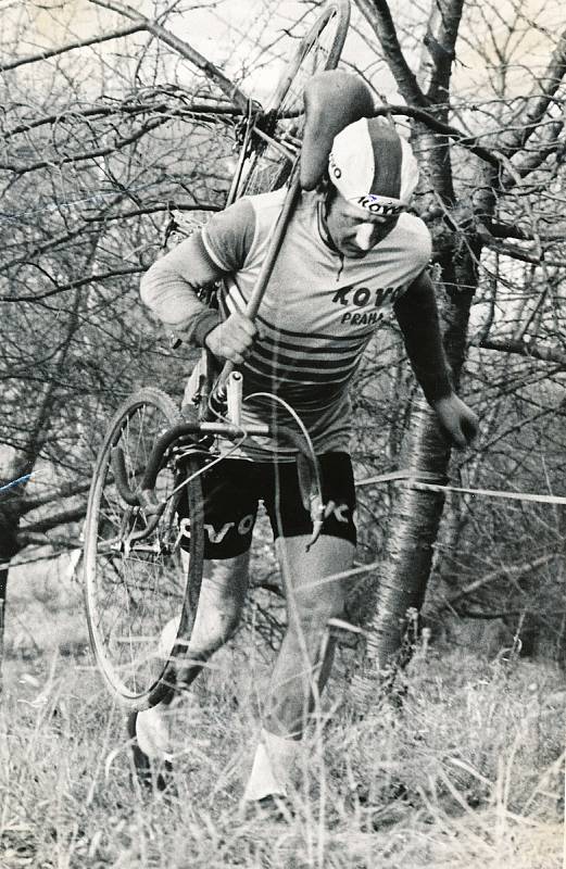 Pavel Vršický při cyklokrosovém závodě v roce 1975.