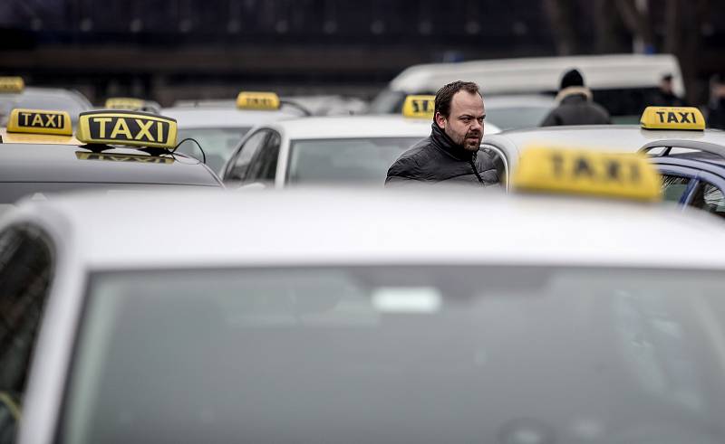 Sraz taxikářů na pražském Strahově před jejich protestní jízdou centrem Prahy 8. února.