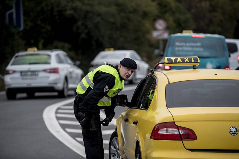 Sdružení českých taxikářů zorganizovalo 2. října v Praze protestní jízdu proti sdíleným přepravním službám typu Uber. Na snímku je kolona vozů protestujících řidičů taxislužby při jízdě od letiště.