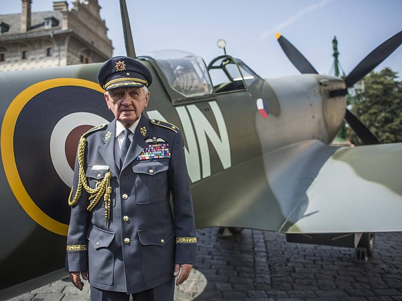 Spitfire ozdobil v pátek pražské Hradčanské náměstí na připomínku 70. výročí návratu československých letců do vlasti. Emil Boček.