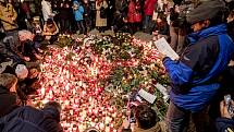 Lidé uctili památku 50. výročí upálení Jana Palacha Pochodem světla 16. ledna v Praze.