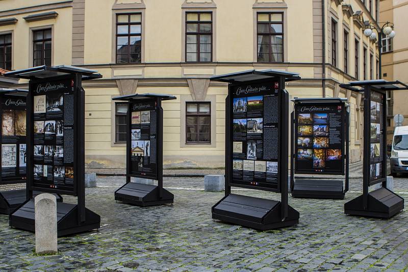 Z venkovní výstavy před Clam-Gallasovým palácem na Mariánském náměstí v Praze.