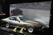 Představení výstavy Bond in Motion novinářům. Instalace s více než 70 vozy a technikou z filmů o Jamesi Bondovi.
