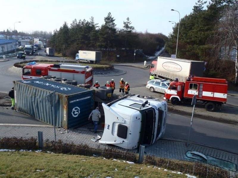 Převrácený kamion zkomplikoval průjezd přes Říčany, na jeho otočení muselo přijet speciální vyprošťovací vozidlo.