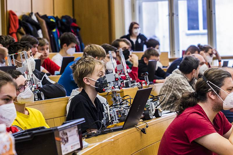 Třináctý ročník Robosoutěže pořádané ČVUT pro studenty středních a vysokých škol má za sebou finále.