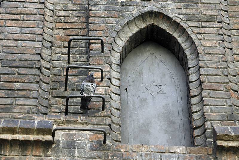 Podle legendy byl Golem uložen za těmito dveřmi na půdě Staronové synagogy. Od té doby se sem nesmělo vstupovat, povolení k průzkumu bylo uděleno jen dvěma lidem - v roce 1920 jej neúspěšně hledal Egon Erwin Kisch. v 80. letech 20. století Ivan Mackerle.