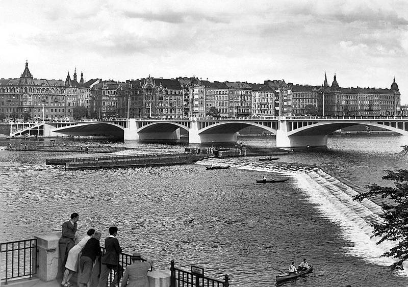 Pohled přes řeku v roce 1934. Na místě stojí ještě činžovní dům, který vzal za své při bombardování v roce 1945. Dnes na rohu stojí Tančící dům.