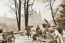 UKRYVÁNÍ. Neznámý fotograf zachytil roku 1944 ukrývání sochy sv. Jiří v Královské zahradě. Technika bromostříbrný papír, majitel Národní památkový ústav.