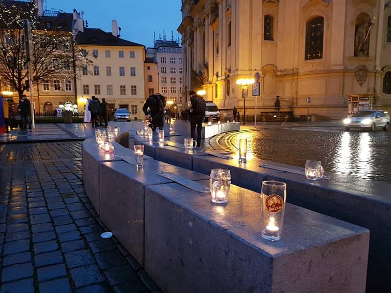 Protest proti protiepidemickým opatřením - Sídlo Úřadu vlády v Praze propojil 3. ledna 2021 se Staroměstským náměstím řetězec z půllitrů a skleniček se svíčkami na protest proti protiepidemickým opatřením vlády.