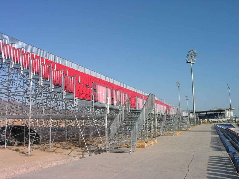 Tehdy zbrusu nová tribuna u hřiště pozemního hokeje během Letních olympijských her 2004 v Aténách.