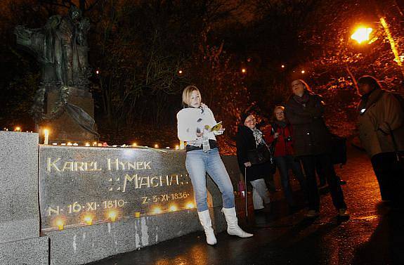 U pomníku Karla Hynka Máchy v Praze na Petříně se v rámci festivalu Den poezie uskutečnila oslava 200. výročí básníkova narození.