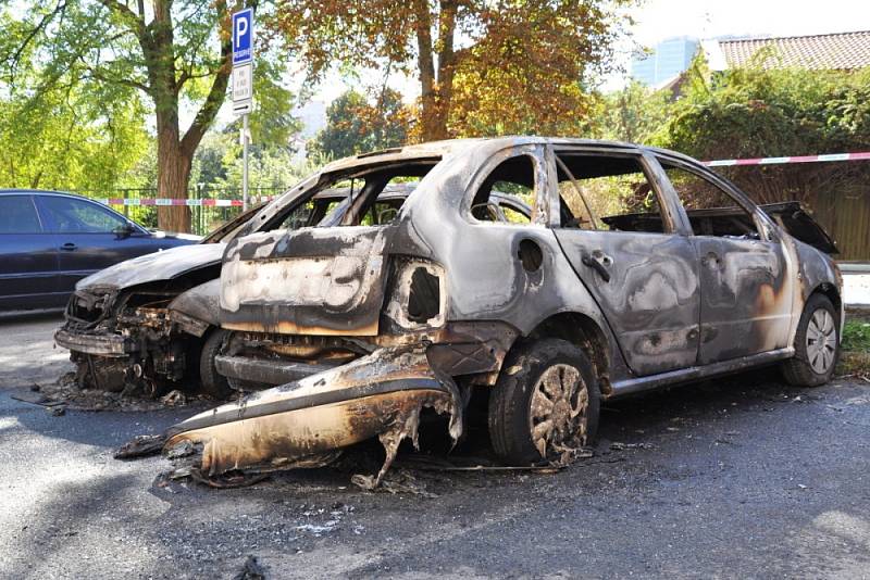 Dvě policejní auta v civilním provedení shořela v pondělí nad ránem na parkovišti před policejním ředitelstvím IV. obvodu pražské policie v Michli. Příčina požáru je v šetření, spekulovat o vzniku ohně nechtěli kriminalisté ani specialisté hasičů. 