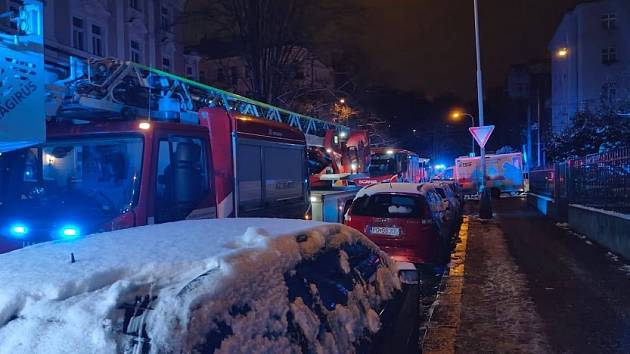 Hasiči vyjížděli k požáru bytu v ulici Nezamyslova v Nuslích.
