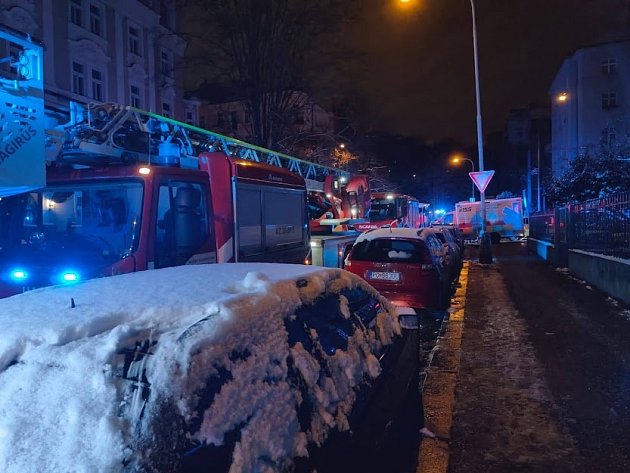 Při požáru bytu v pražských Nuslích zemřel člověk. Dalších 30 evakuovali hasiči