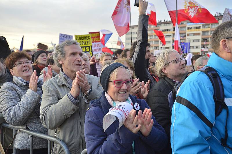 Demonstrace proti Andreji Babišovi na Letné 16. listopadu 2019.