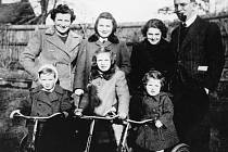 Rodina Korbelova během válečných let v Anglii. Madeleine vpravo vpředu.