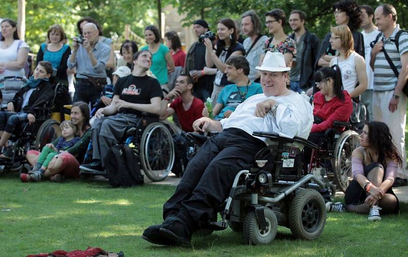 Happening Děkujeme pokračujeme! Nezisková organizace Asistence oslaví 20 let činnosti v oblasti poskytování asistenčních služeb pro lidi s postižením. Střelecký ostrov 2. června