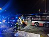 V Horních Počernicích se srazily dva autobusy. Řidiče museli vyprostit hasiči