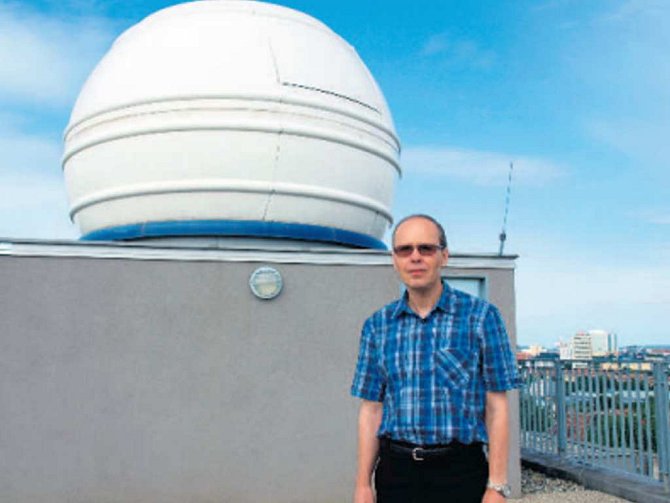 ASTRONOMICKÝ ÚSTAV Akademie věd ČR vede profesor Vladimír Karas. Na snímku je na vrchu budovy na pražském Spořilově.
