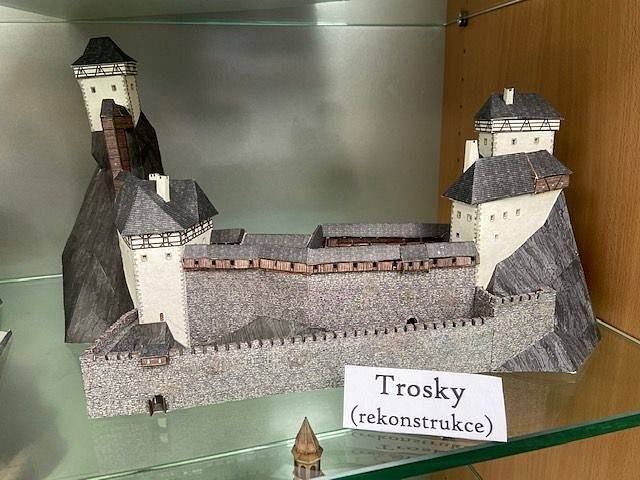 Michal Švec tvoří a vystavuje papírové modely hradů a zámků.