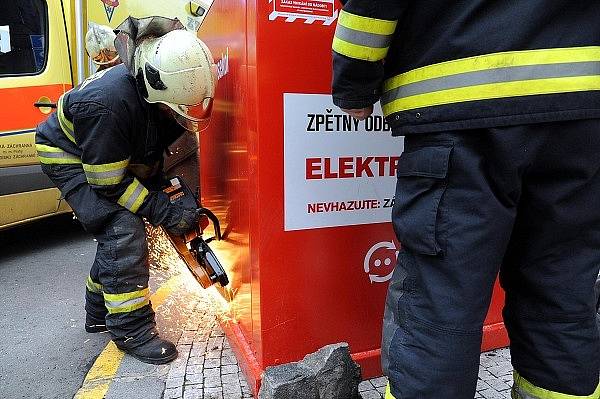 Hasiči vyprošťovali ženu uvízlou v kontejneru na elektro-odpad.