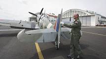 Součástí slavnostního odhalení památníku československým pilotům sloužícím za druhé světové války u RAF, které si nenechali ujít ani veteráni, byl přelet historického letounu Spitfire XVI, v němž létal slovenský pilot Otto Smik s 312. perutí.