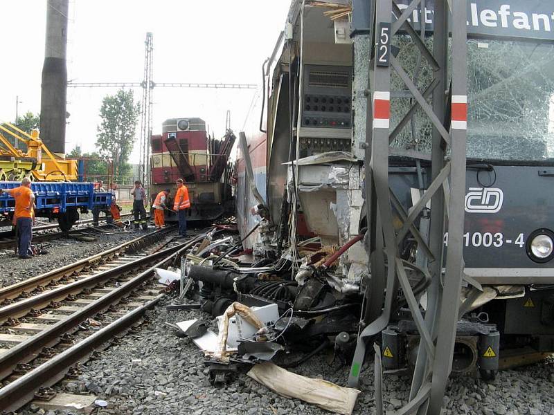 Druhý den po večerní srážce osobního vlaku CityElefant s jiným drážním vozidlem v pražské Libni. 